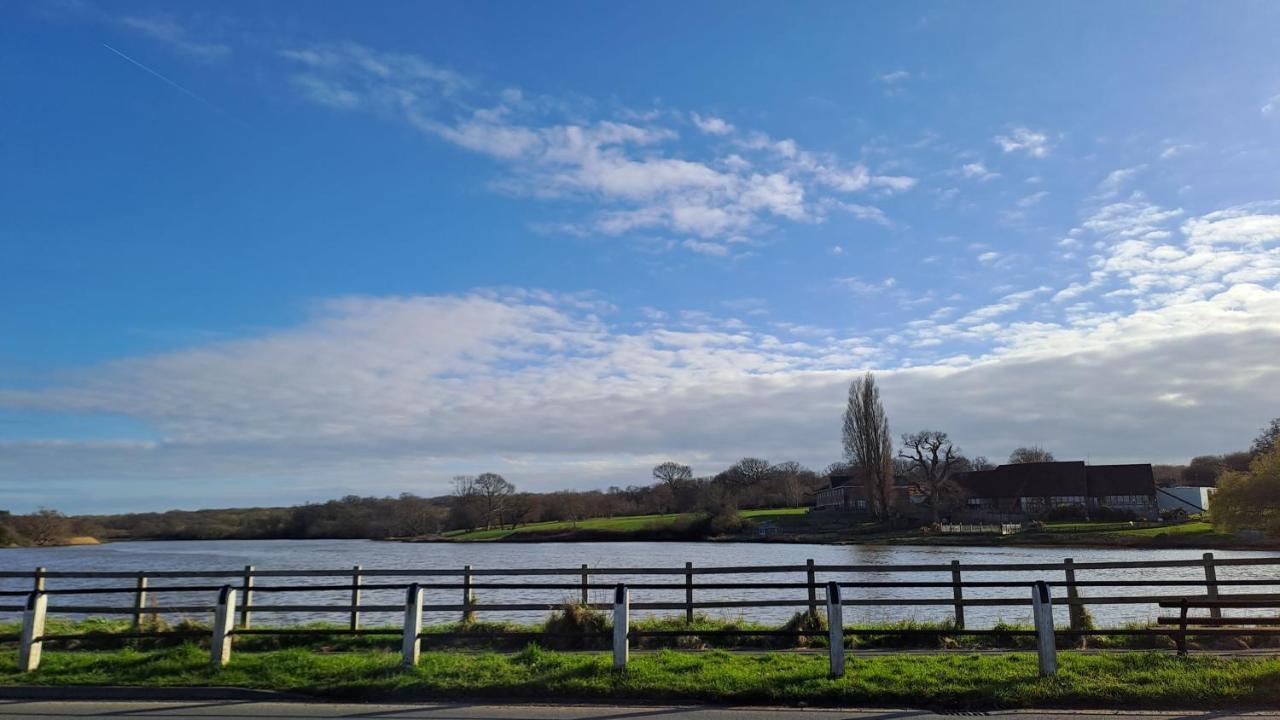 Sandown On The Creek Wootton Bridge  Eksteriør billede